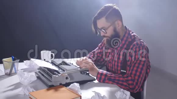 作家日概念在黑暗的房间里用打字机打字的年轻男作家视频的预览图