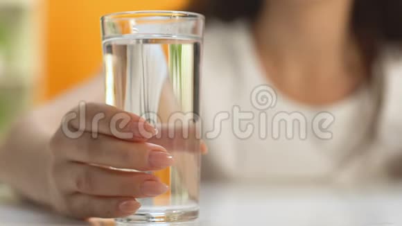 女士饮用新鲜的玻璃饮料保持水平衡医疗保健视频的预览图