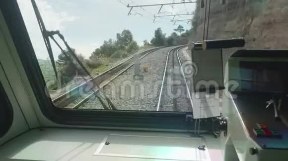 从第一辆火车车厢的窗户出发的铁路通道视频的预览图