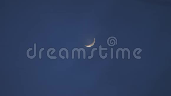 蓝色天空中的新月视频的预览图