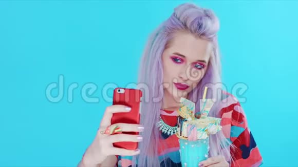 紫色头发的女孩用奶昔自拍视频的预览图