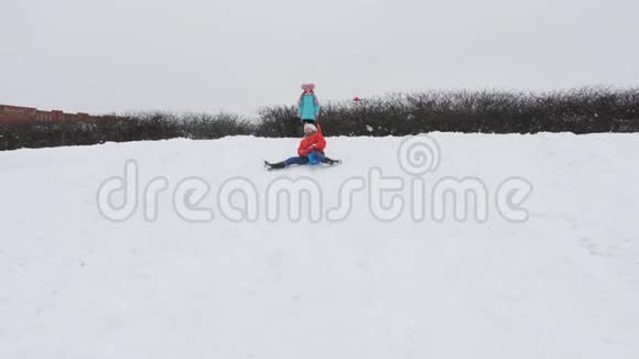 冬天骑在雪山上的少女视频的预览图