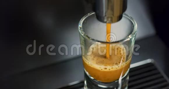 专享咖啡机提供浓咖啡制作的特写视频的预览图