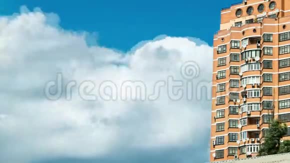 蓬松的云彩特写蓬松的白云与建筑蓝天的时间流逝背景明亮的蓝天浮肿视频的预览图