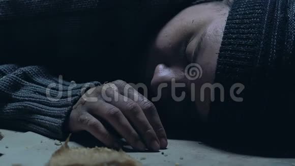无家可归的青少年躺在街上身体寒冷不卫生视频的预览图