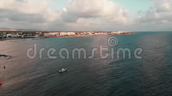 阳光明媚的夏日白色渔船驶出城市驶向地中海视频的预览图
