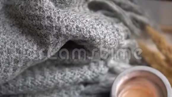 舒适燃烧的蜡烛和灰色针织毛毯在真正的室内冬季家庭装饰视频的预览图