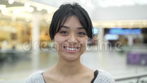 亚洲女性美丽笑容的特写镜头视频的预览图