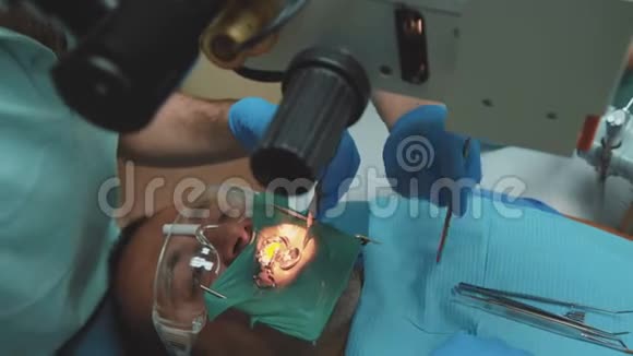 牙医使用显微镜进行治疗4K视频的预览图