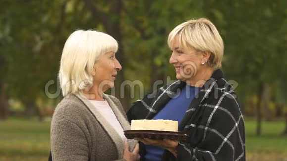 女人把朋友的脸放进蛋糕里有趣的生日庆祝活动退休问候视频的预览图