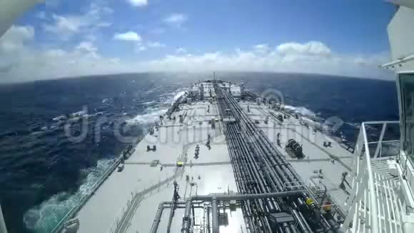 一艘油轮在海洋中航行当人们在阳光和多云的天气下在甲板上工作时航行时间表视频的预览图