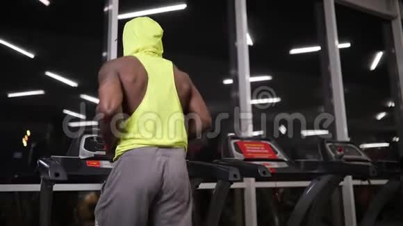 非裔美国人在健身房跑步机上跑步有氧运动视频的预览图
