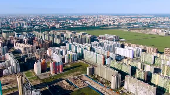 大城市宽敞区域的住宅鸟瞰住宅发展理念动作神奇的绿色视频的预览图
