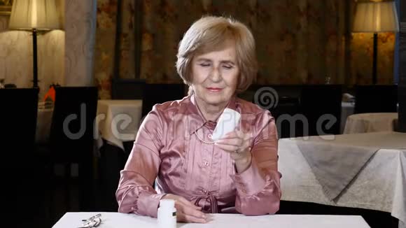 一个看着手里的药的老妇人成人生活观念漂亮的高级女性阅读标签4k视频的预览图
