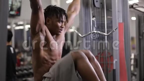 非裔美国人在健身房的水平杆上抽腹肌视频的预览图