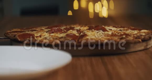 在家准备一个令人垂涎的披萨视频的预览图