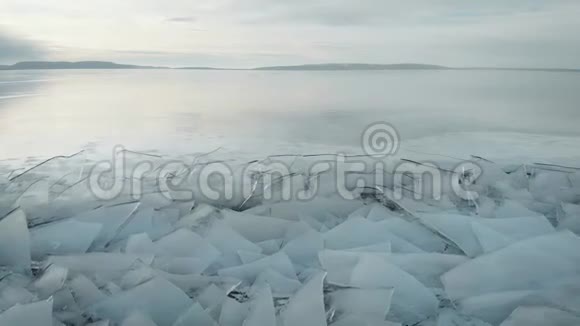 冰冻湖泊或河流的北部景观近岸冰沙远山天涯视频的预览图