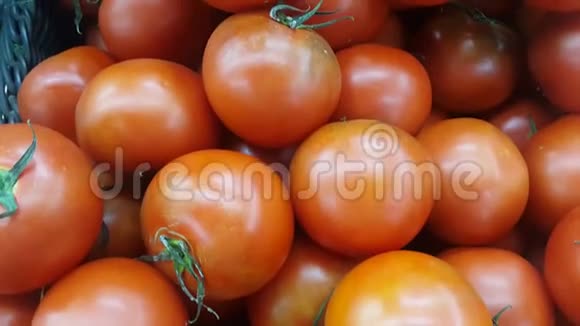 4K近距离观看新鲜采摘的红色多汁西红柿在收获季节放置在市场或集市出售食物背景视频的预览图