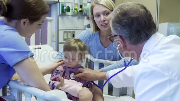 在医院儿科病房工作的母亲和女儿视频的预览图