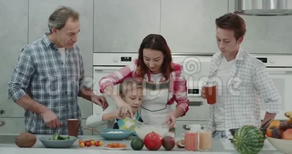 成熟的家庭有一个愉快的时间在一起准备食物一起在现代厨房早餐时间4k视频的预览图