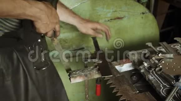 铁匠正在处理铁的细节并使用一个文件视频的预览图