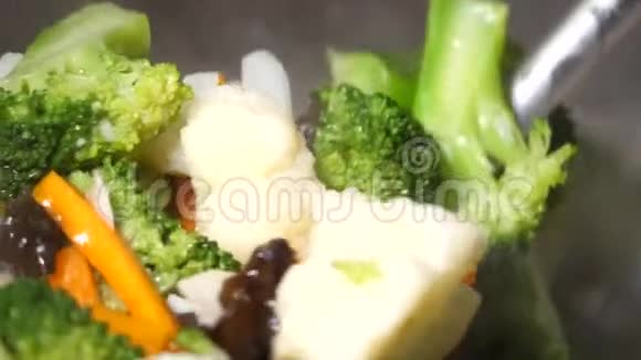 人们用蒸汽烹饪蔬菜的慢动作视频的预览图