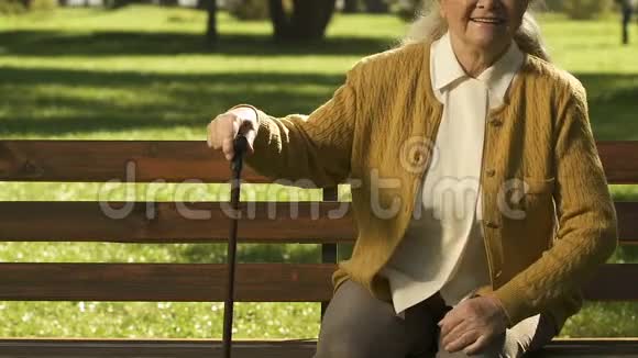 老年妇女从长凳上站起来时背部下疼痛神经根炎突出视频的预览图