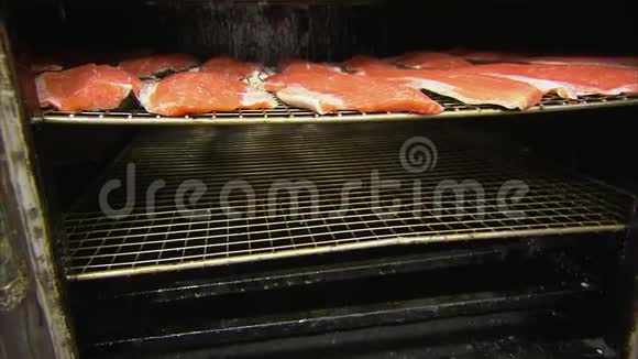 抽烟的鲑鱼肉视频的预览图