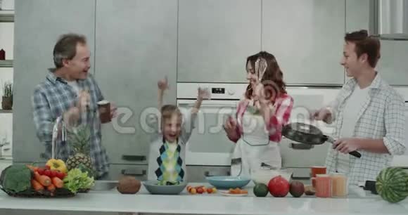 在现代厨房里跳舞一边准备食物一起度过美好的时光视频的预览图