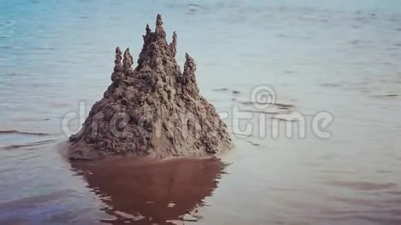 背景水上的沙堡被海浪冲走了视频的预览图