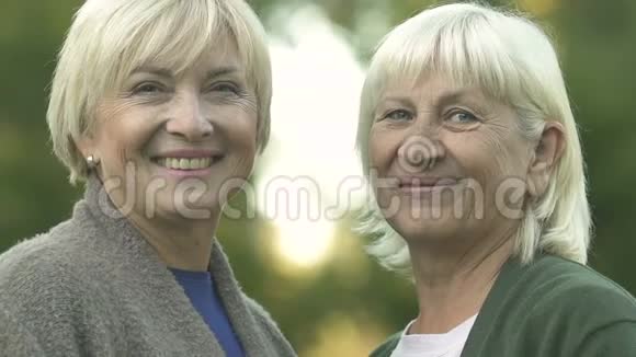 金发成熟的女人在镜头前微笑竖起大拇指快乐的退休者视频的预览图