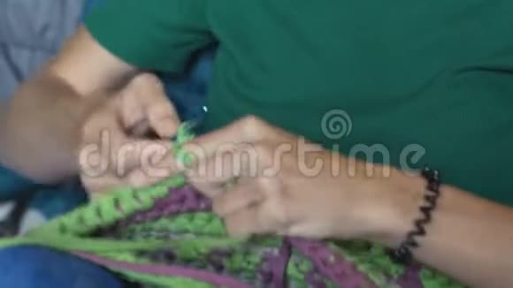 编织一条五颜六色的围巾特写双手视频的预览图