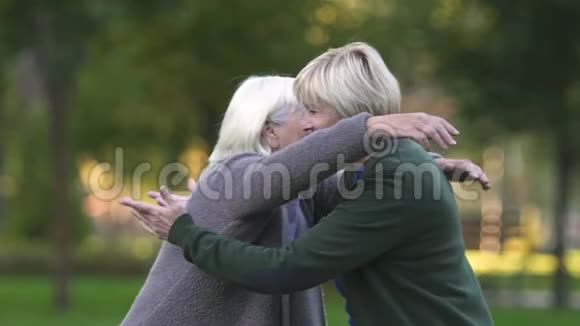 成年女儿拥抱老母亲期待已久的相遇真挚的感情视频的预览图
