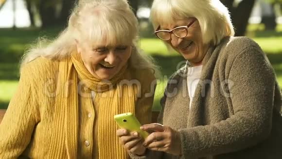 在智能手机上观看搞笑视频的老年女性对移动互联网的收费较低视频的预览图
