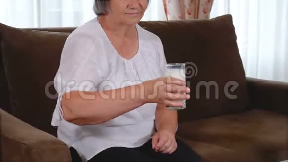 健康的老太太喝了一杯新鲜牛奶视频的预览图