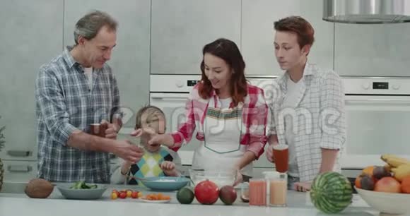 美丽的大家庭在早上一起准备早餐一起快乐地度过美好的时光视频的预览图