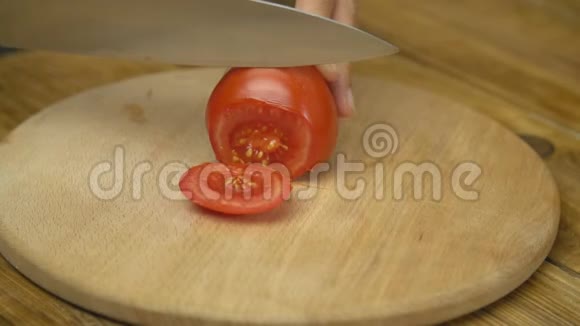 女人用刀切番茄视频的预览图