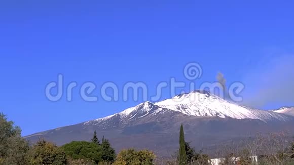 20191127西西里意大利埃特纳火山在喷发阶段下雪视频的预览图
