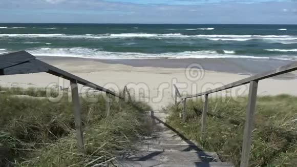 沙丘和波罗的海海浪上的木制楼梯视频的预览图
