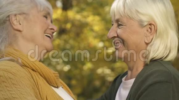 老年女性朋友拥抱在外面姐妹聚会家庭联系爱情视频的预览图