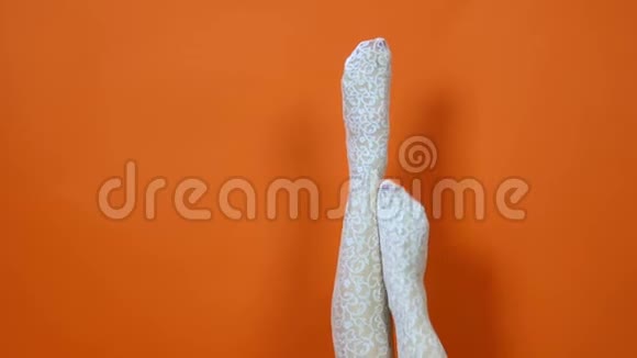 亮橙色背景白色渔网紧身裤美女美腿视频的预览图