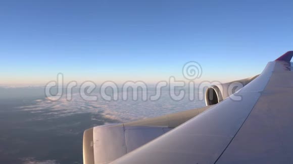 飞机机翼在飞行从窗外看多云的天空背景视频的预览图