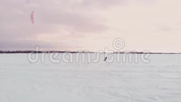 雪鸢上的人滑雪手持动作相机拍下自拍视频的预览图