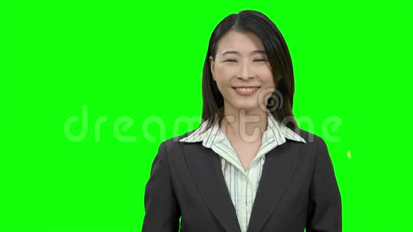 亚洲女性在绿色屏幕上呈现视频的预览图