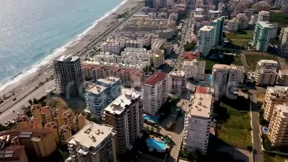 海滩附近度假小镇的俯视图剪辑南部城市多层酒店位于海上美丽的度假小镇视频的预览图