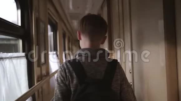 一个带背包的男孩在火车上游和旅游的概念假期休假世界旅行视频的预览图