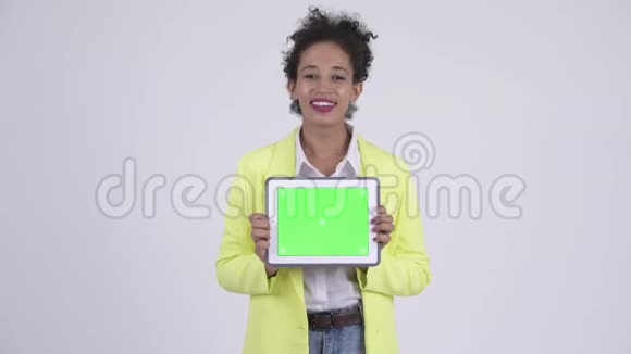 快乐年轻美丽的非洲女商人思考数字平板电脑视频的预览图
