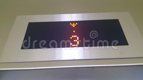 带有红灯的现代化电梯的数字显示计数器视频的预览图