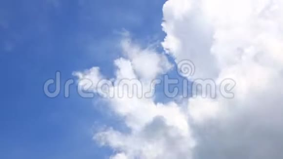 蓝天背景下白色蓬松云的时间推移视频的预览图