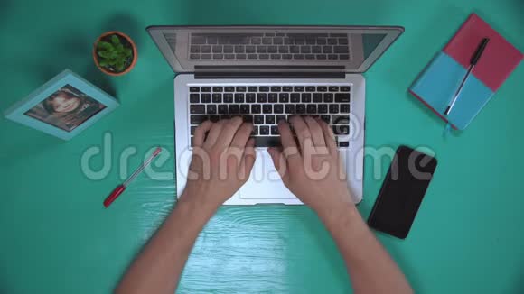 男性使用电脑顶部视图视频的预览图